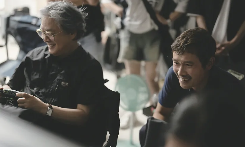 撮影中に談笑する監督とイ・ビョンホン