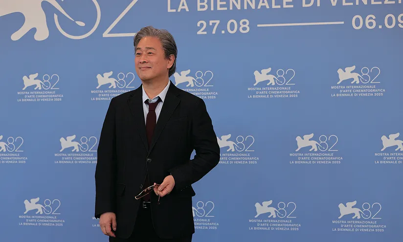 カンヌ国際映画祭のパネル前での監督