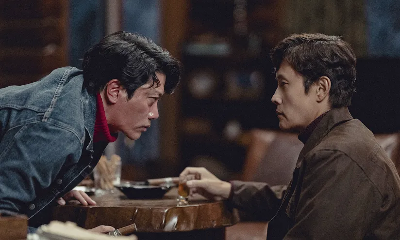 パク・ヒスンとイ・ビョンホンが睨み合っている